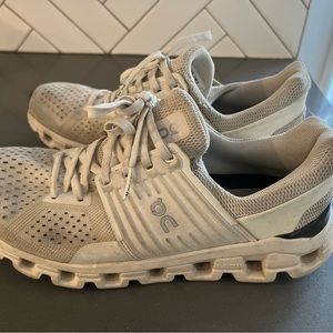 On Clouds women’s sneakers. Size 8, Fair condition!